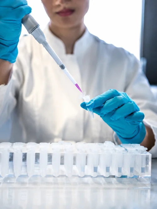 cientista_manuseando_pipeta_no_laboratório